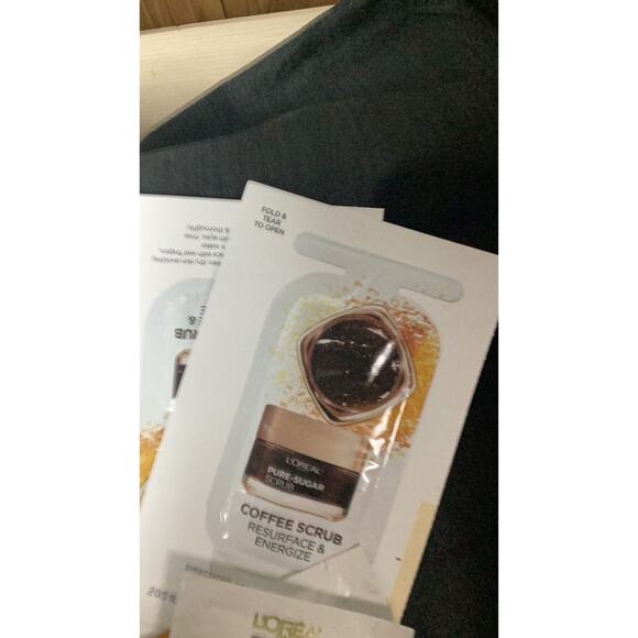 L'Oréal Small Gold And Black Makeup Bag with a sample assortment - Picture 5 of 7